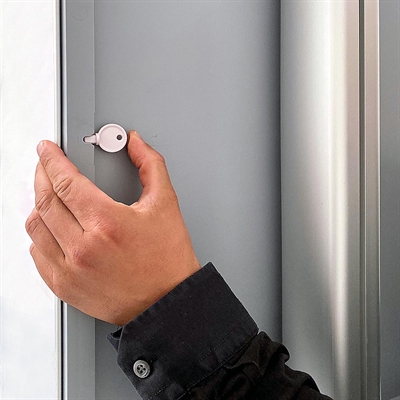 Handdesinfektionsställ med automatisk handdesinfektionsautomat och A2 Snap-ram