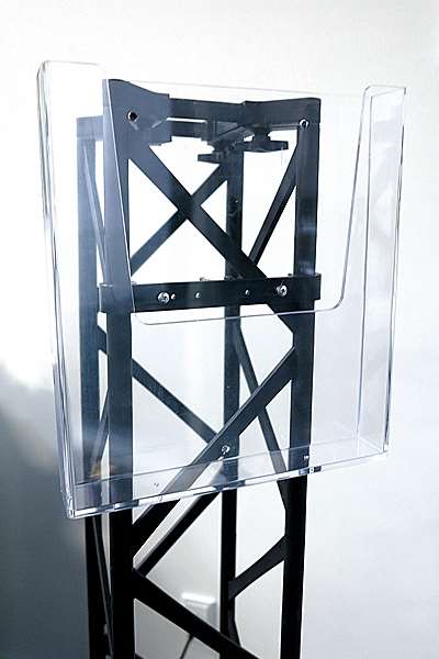 CROWN TRUSS, Broschyrdispenser A4 med beslag - Vit